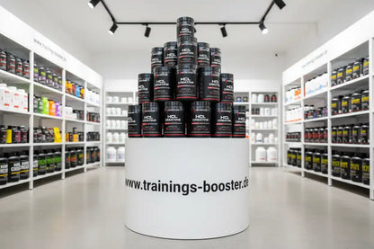 HCL Creatine Booster in einem modernen Sportnahrungsgeschäft mit Regalen voller Produkte