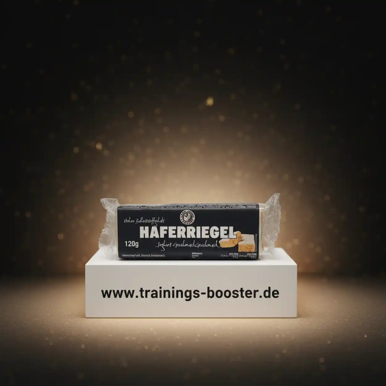 Haferflocken-Riegel 120g als Fitness-Snack auf Podest, schwarzer Hintergrund, Nahrungsergänzung
