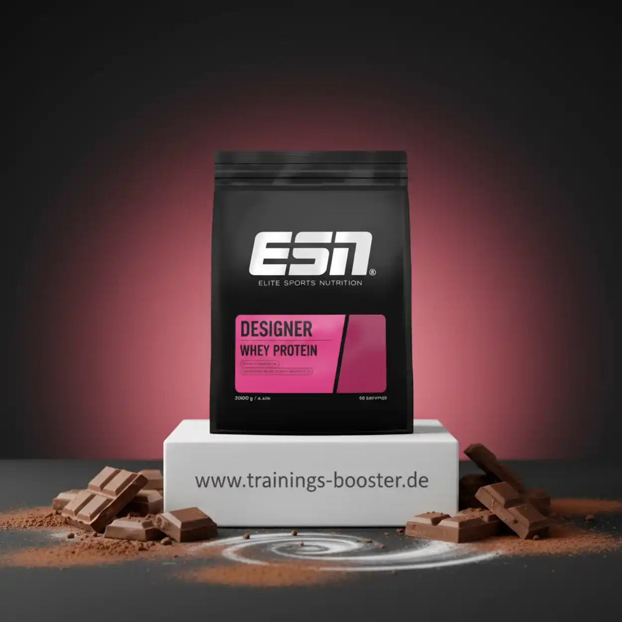 ESN Designer Whey Protein Schokolade Beutel mit Schokoladenstücken und Kakao auf dunklem Hintergrund