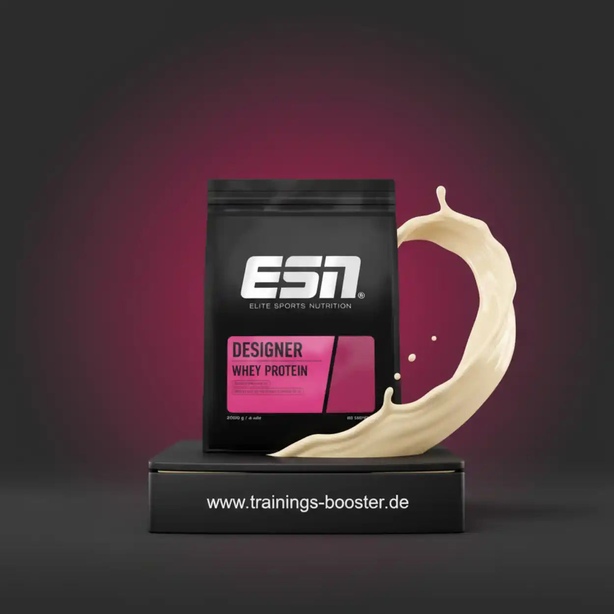 ESN Designer Whey Protein Beutel vor schwarzem Hintergrund, Proteinshake spritzt daneben