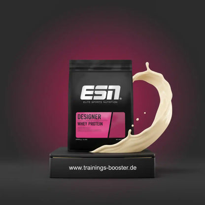 ESN Designer Whey Protein Beutel vor schwarzem Hintergrund, Proteinshake spritzt daneben