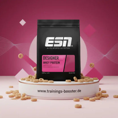 ESN Designer Whey Protein Beutel auf Podest, Proteinpulver, Fitness Nahrungsergänzung
