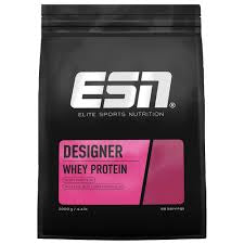 Schwarze Proteinpulver-Packung mit Aufschrift 'Designer Whey Protein', Nahrungsergänzung