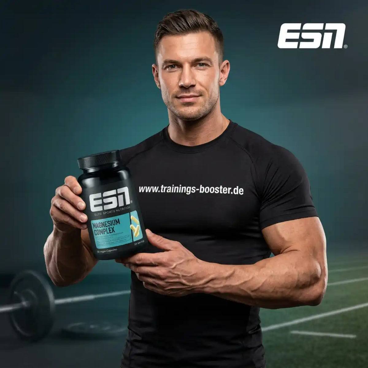 Muskulöser Mann hält eine Dose ESN Magnesium Complex vor dunklem Hintergrund.