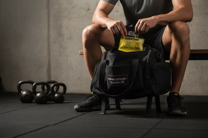 Muskelaufbau mit Creatine-Pulver aus Sporttasche – ideal für Fitness & Training