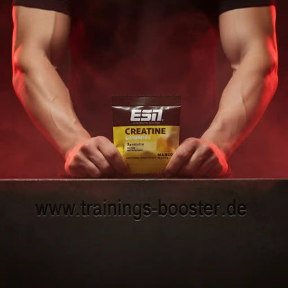 Muskulöse Hände halten ESN Creatine Gummies Mango – ideal für Sport & Training