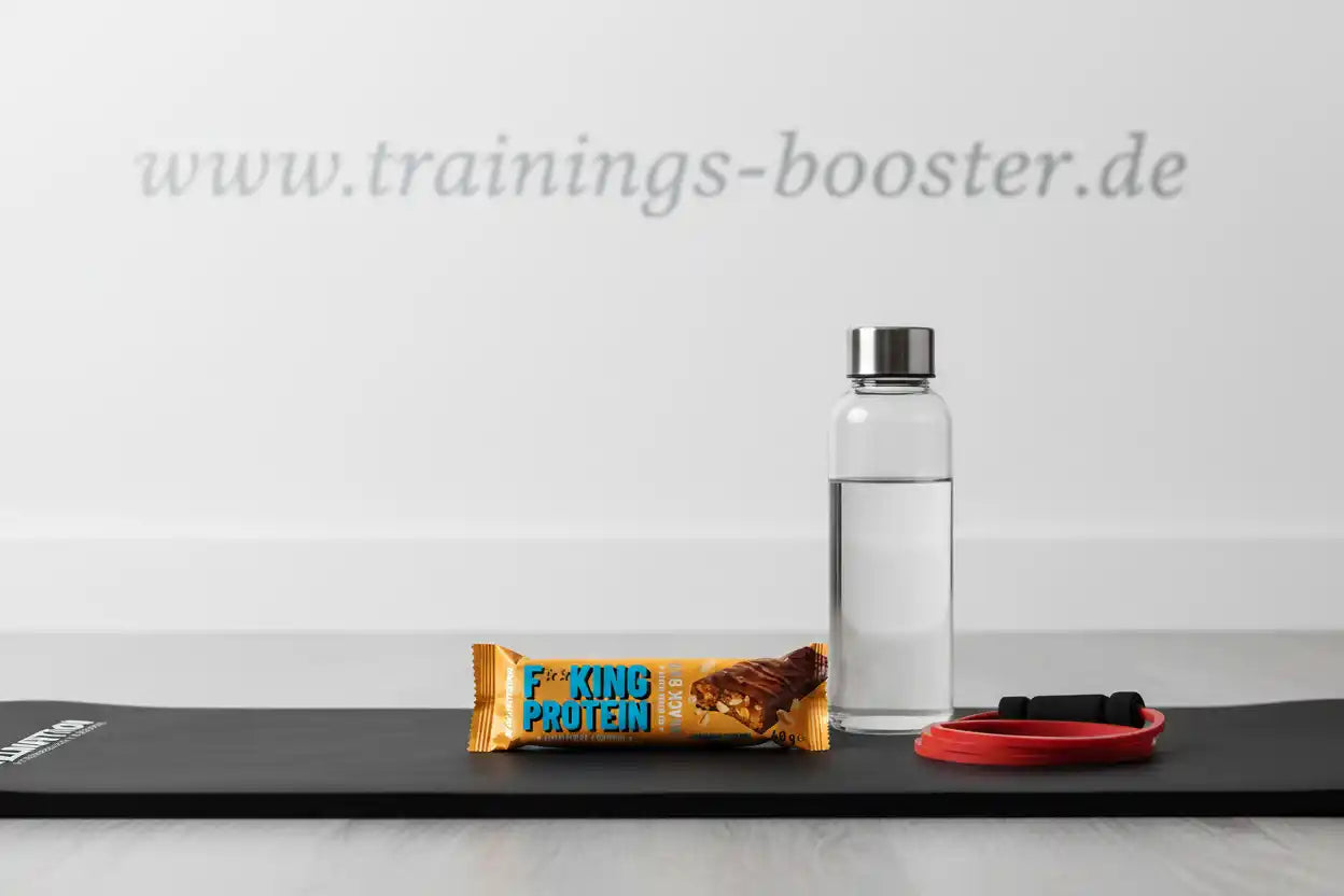 Proteinriegel, Wasserflasche und Widerstandsbänder auf Yogamatte für Fitness und Training