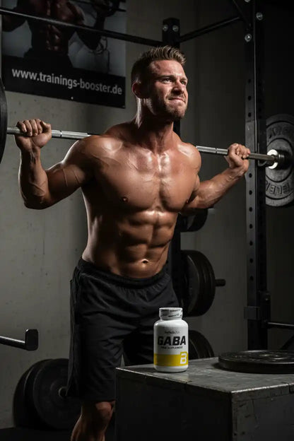 Muskulöser Mann beim Gewichtheben mit GABA-Booster im Fitnessstudio