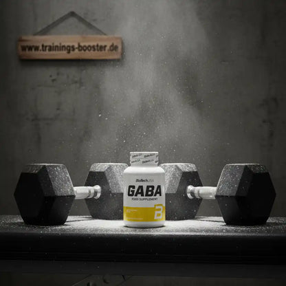 GABA Nahrungsergänzungsmittel von BioTechUSA mit Hanteln im Fitness-Setting