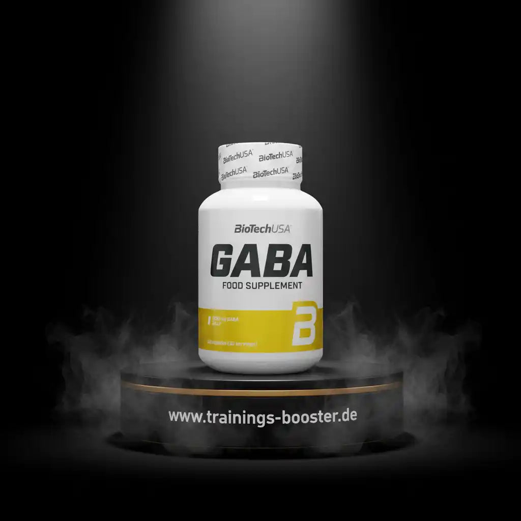 BioTechUSA GABA Nahrungsergänzungsmittel für Sportler, 1000mg GABA pro Portion, auf dunklem Podest mit Nebel