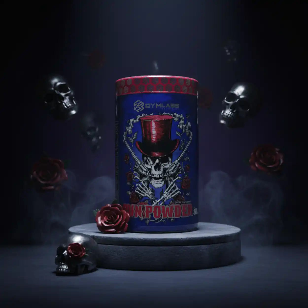 Gymlass Pre-Workout Pulver in einer blauen Dose mit Totenkopf-Motiv auf einem Sockel