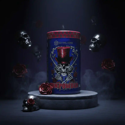 Gymlass Pre-Workout Pulver in einer blauen Dose mit Totenkopf-Motiv auf einem Sockel