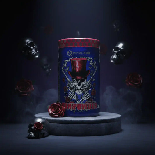 Gymlass Pre-Workout Pulver in einer blauen Dose mit Totenkopf-Motiv auf einem Sockel