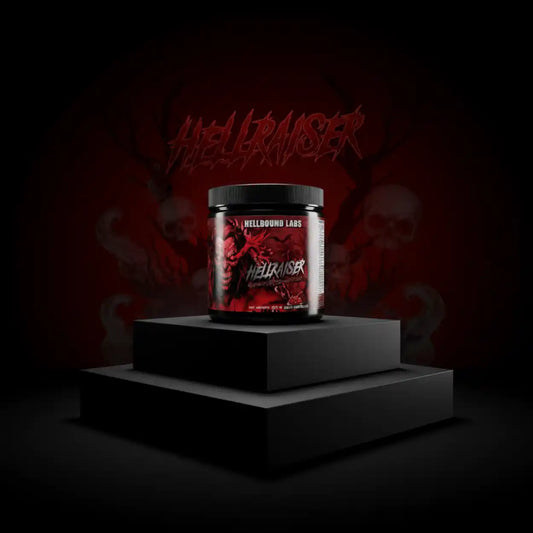 Hellraiser Pre-Workout Pulver Dose von Hellbound Labs, rot-schwarzes Design auf Podest, düsterer Hintergrund mit Totenköpfen