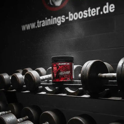 Hellraiser Pre-Workout von Hellbound Labs auf Hantelbank im Fitnessstudio