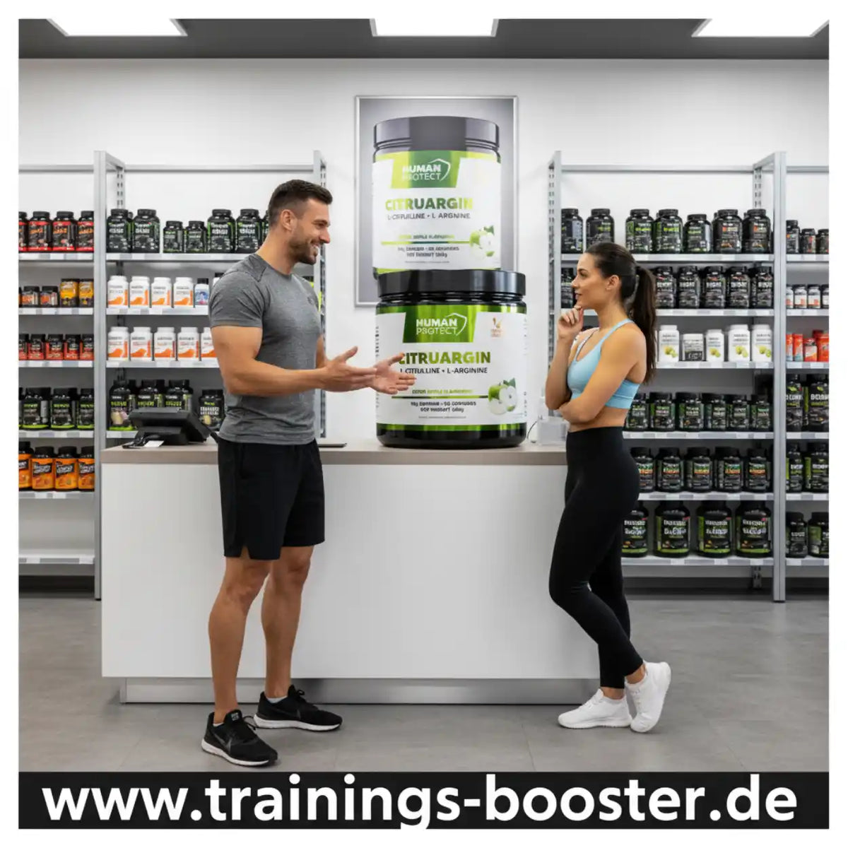 Mann und Frau im Supplement-Shop vor riesigen Dosen Citrurgin Sportnahrung