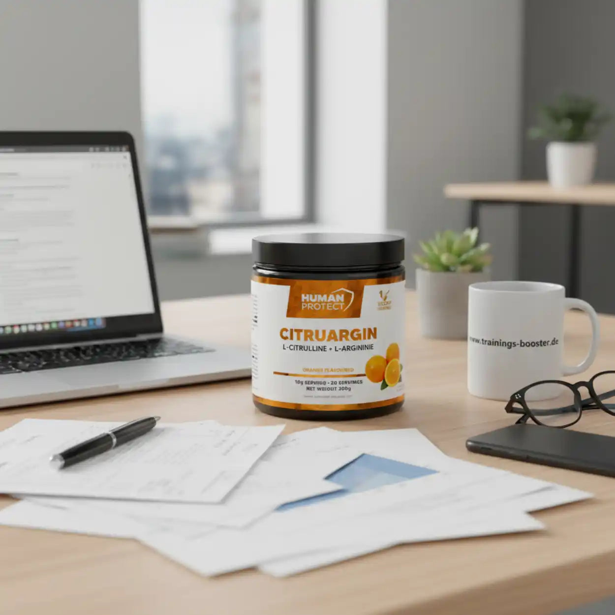 Human Protect Citruargin Nahrungsergänzungsmittel auf einem Schreibtisch neben Laptop und Brille