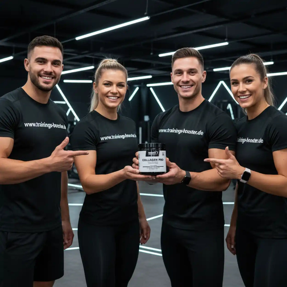 Vier lächelnde Trainer im Fitnessstudio präsentieren Collagen Pro Nahrungsergänzungsmittel.