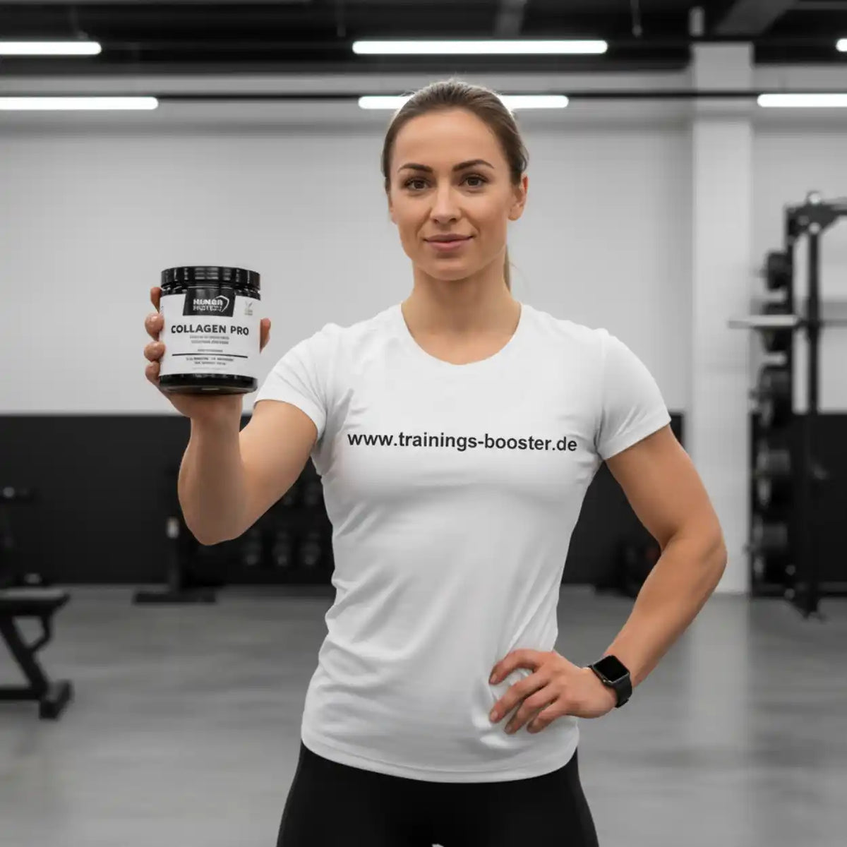 Sportliche Frau in weißem T-Shirt hält ein Dose Collagen Pro Nahrungsergänzungsmittel im Fitnessstudio.