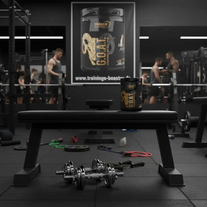 G.O.A.T. Nahrungsergänzungsmittel Dose auf einer Hantelbank in einem modernen Fitnessstudio