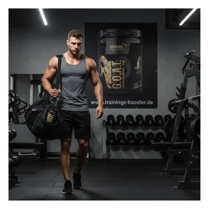 Muskulöser Mann mit Sporttasche im Fitnessstudio vor G.O.A.T. Nahrungsergänzungsmittel Poster