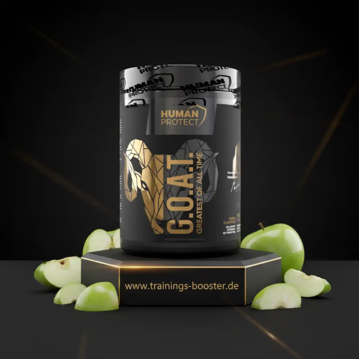 Schwarze Dose Human Protect GOAT Nahrungsergänzungsmittel auf einem Podest mit grünen Äpfeln.