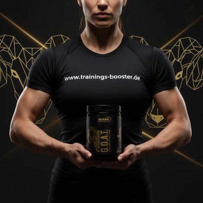 Muskulöse Frau in Sportbekleidung hält eine Dose G.O.A.T. Nahrungsergänzungsmittel.