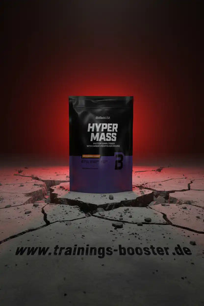 BioTech USA Hyper Mass Protein Gainer Powder mit Kohlenhydraten und BCAA auf zerbrochenem Boden