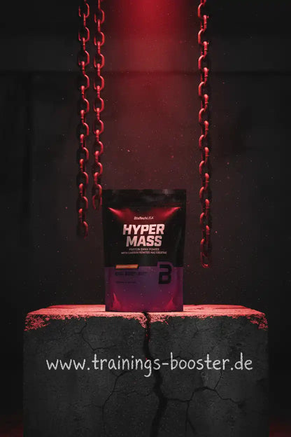 BioTech USA Hyper Mass Protein Powder auf Betonblock mit roten Ketten, ideal für Muskelaufbau und Training