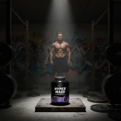 Hyper Mass Muskelaufbau-Booster im Fitnessstudio mit muskulösem Athleten und Gewichten
