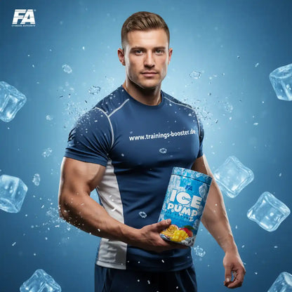Muskulöser Mann mit Sportshirt hält Ice Pump Trainingsbooster, umgeben von Eiswürfeln