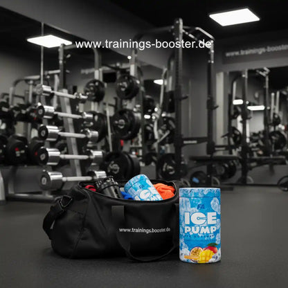 Eisblauer Trainingsbooster ICE PUMP mit Sporttasche und Shaker im Fitnessstudio