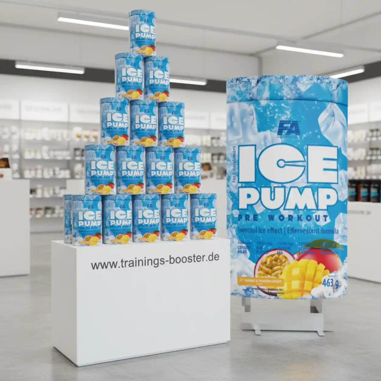 Mehrere ICE Pump Pre-Workout Booster Dosen mit Mango-Geschmack im Fitness-Shop ausgestellt.