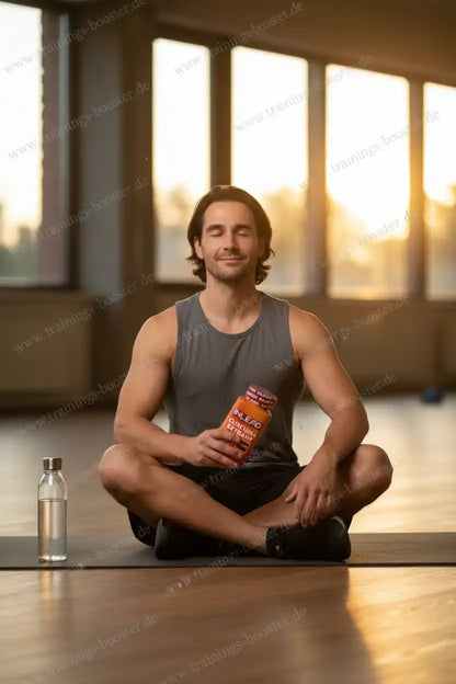 Mann mit Citrullin-Malat-Booster nach Training im Fitnessstudio
