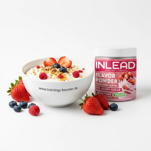 Inlead Nutrition Flavor Powder Erdbeere neben einer Schüssel Quark mit Beeren und Nüssen.