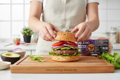 Protein-Burger mit frischem Gemüse und Protein-Brötchen für Sportler und Fitness-Enthusiasten