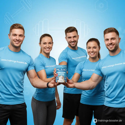 Gruppe in blauen Shirts hält INLEAD Protein Samen Dose vor blauem Hintergrund mit Hanteln