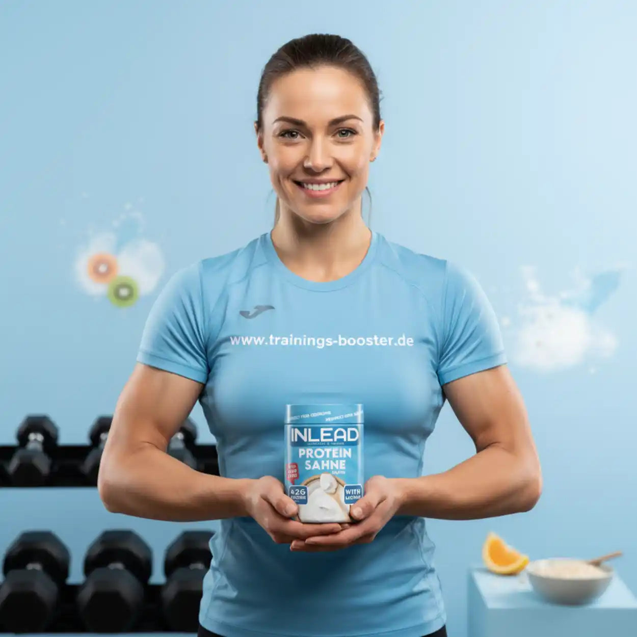 Frau hält INLEAD Protein Sahne vor Fitnesshintergrund – ideal für Sportnahrung & Training