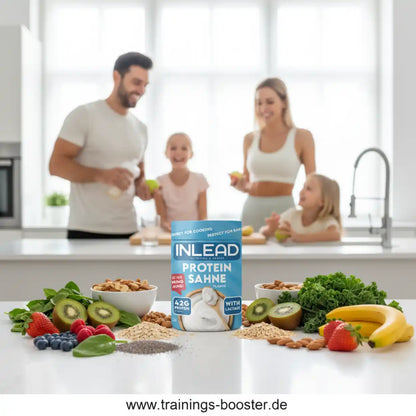 INLEAD Protein Sahne mit 42g Protein, umgeben von frischen Früchten, Nüssen und Superfoods in einer hellen Küche