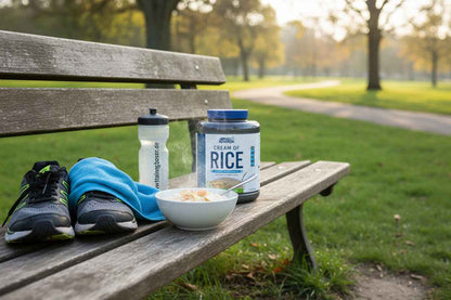 Sportnahrung Cream of Rice mit Laufschuhen und Trinkflasche auf Parkbank