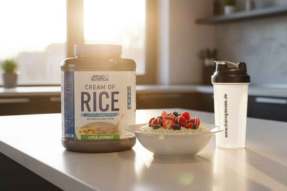 Cream of Rice von Applied Nutrition, Apple Crumble Geschmack, mit Beeren und Shaker auf Küchenarbeitsplatte