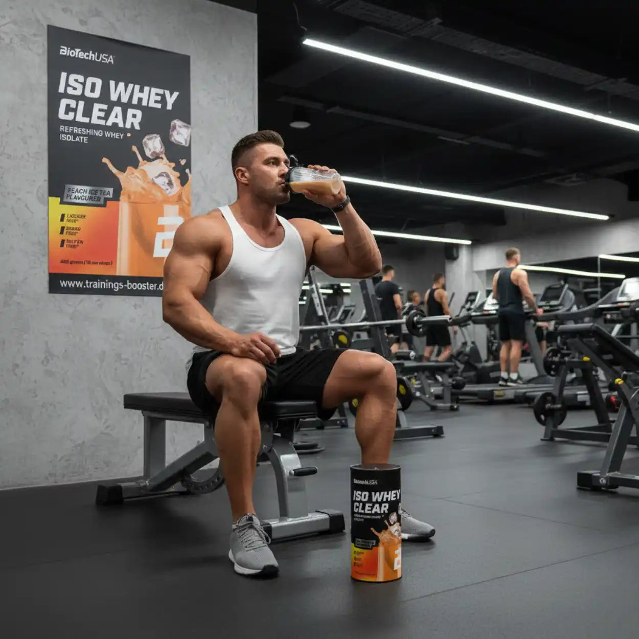 Muskulöser Mann trinkt ISO Whey Clear Shake nach dem Training im Fitnessstudio, Sportnahrung