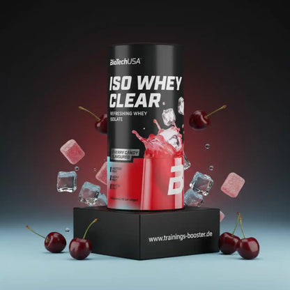 ISO Whey Clear Proteinpulver Kirsche, Eiswürfel und Bonbons auf schwarzem Hintergrund