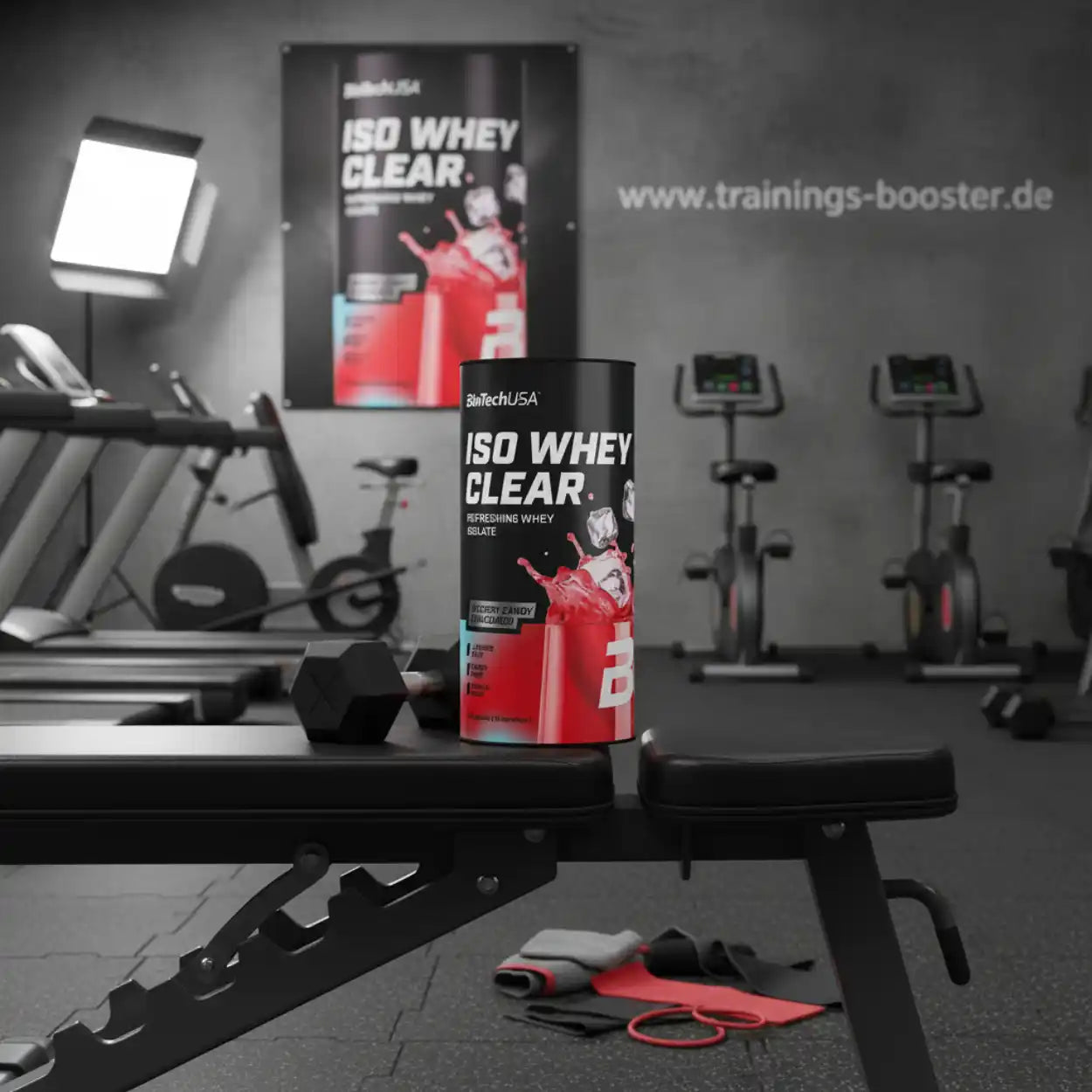 BioTechUSA ISO Whey Clear Proteinpulver auf Hantelbank im Fitnessstudio mit Trainingsgeräten