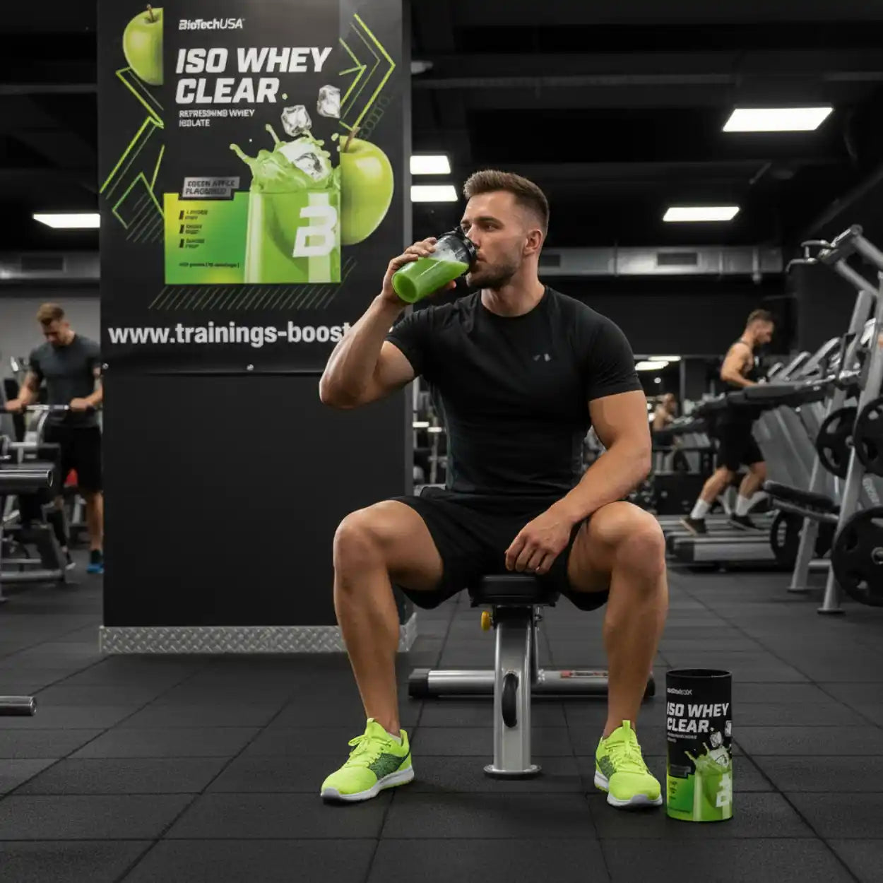 Mann im Fitnessstudio trinkt grünen Proteinshake, ISO Whey Clear Dose auf dem Boden