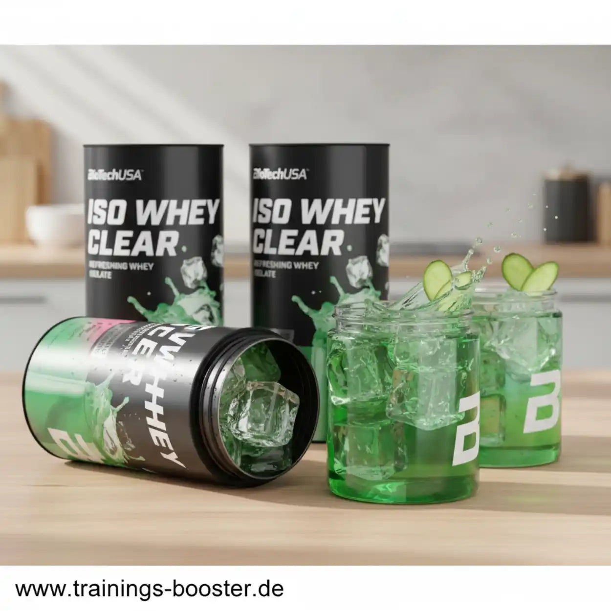 Iso Whey Clear Eiweißpulver mit Eiswürfeln und Gurkenscheiben in Gläsern auf Küchentisch