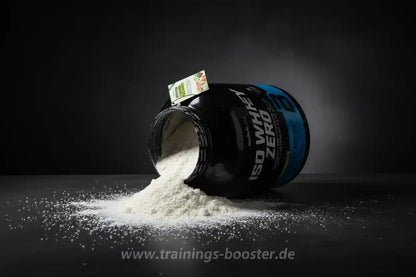 ISO Whey Zero Proteinpulver aus umgekipptem Behälter auf schwarzem Hintergrund