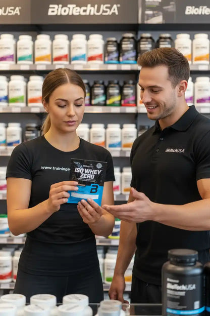 Mann und Frau betrachten BioTechUSA ISO Whey Zero in Sportnahrungsladen mit Booster & Fatburner