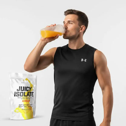 Mann trinkt Proteinshake aus Becher neben Juicy Isolate Beutel, ideal für Sport und Fitness