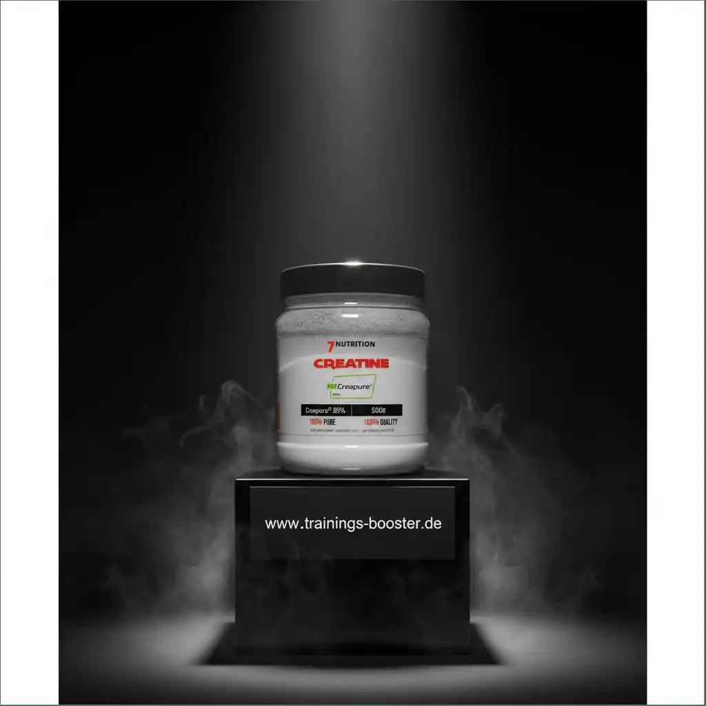 7 Nutrition Creatine Pulver mit Creapure® auf Podest, ideal für Sportler und Fitness-Training